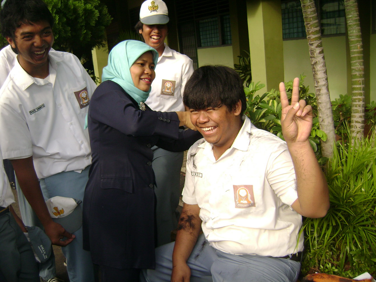 4 Trik Menghindar buatmu yang Sering Kena Razia Rambut, dari Cara Klasik Sampai yang Terniat