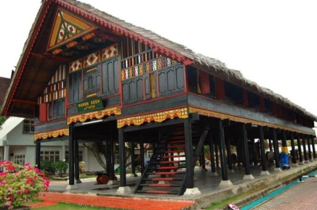 rumah adat tradisional aceh