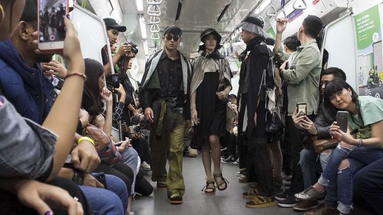 Gerbong MRT Jakarta Malah Dipakai Fashion Show Saat Jam Sibuk. Para Penumpang pun Protes!