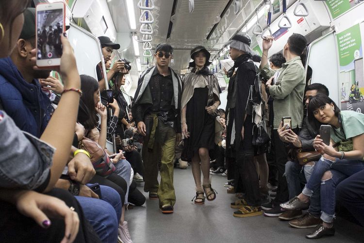 Gerbong MRT Jakarta Malah Dipakai Fashion Show Saat Jam Sibuk. Para Penumpang pun Protes!