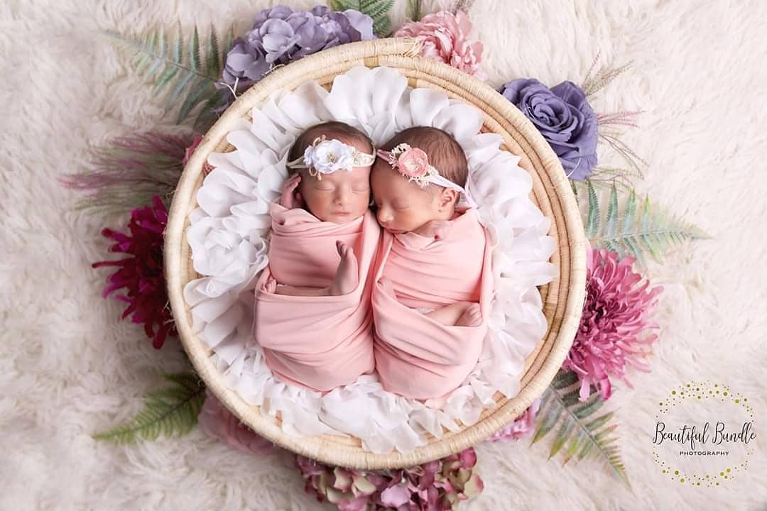 9 Tema Foto Newborn Baby Kembar dalam Berbagai Tema Unik. Ugh, Bikin Gemas Semua!