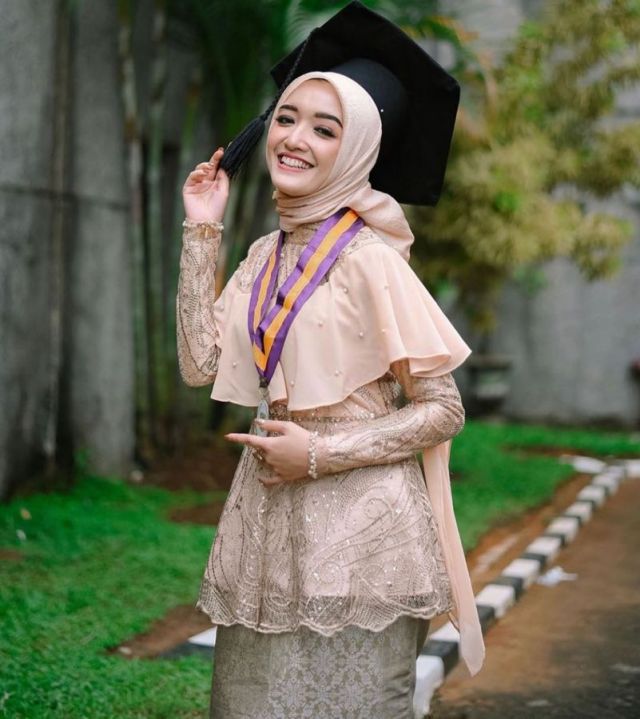 kebaya wisuda