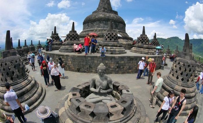 Dua Lantai Teratas Candi Borobudur Ditutup untuk Wisatawan. Gara-gara Ada Kerusakan dan Vandalisme