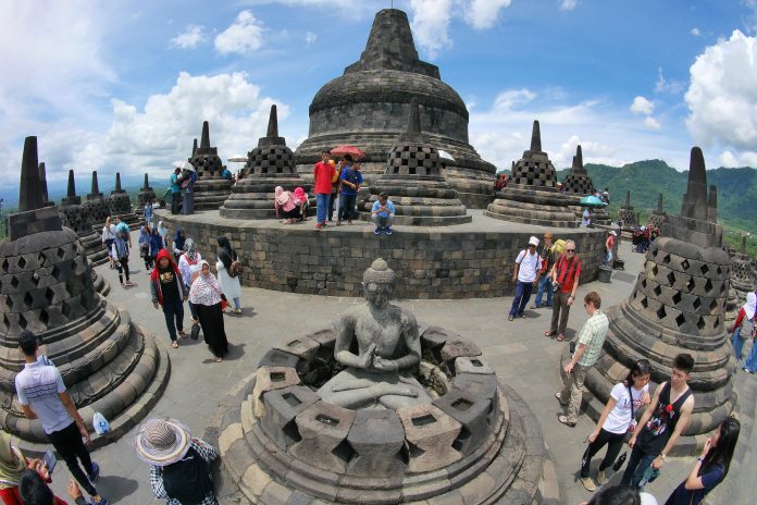 Dua Lantai Teratas Candi Borobudur Ditutup untuk Wisatawan. Gara-gara Ada Kerusakan dan Vandalisme