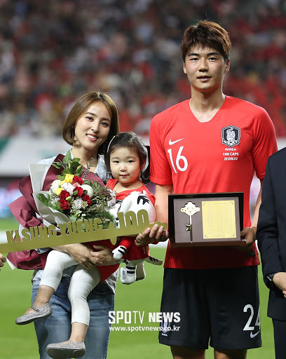 Ki Sung Yueng bersama istri dan anak saat menerima penghargaan