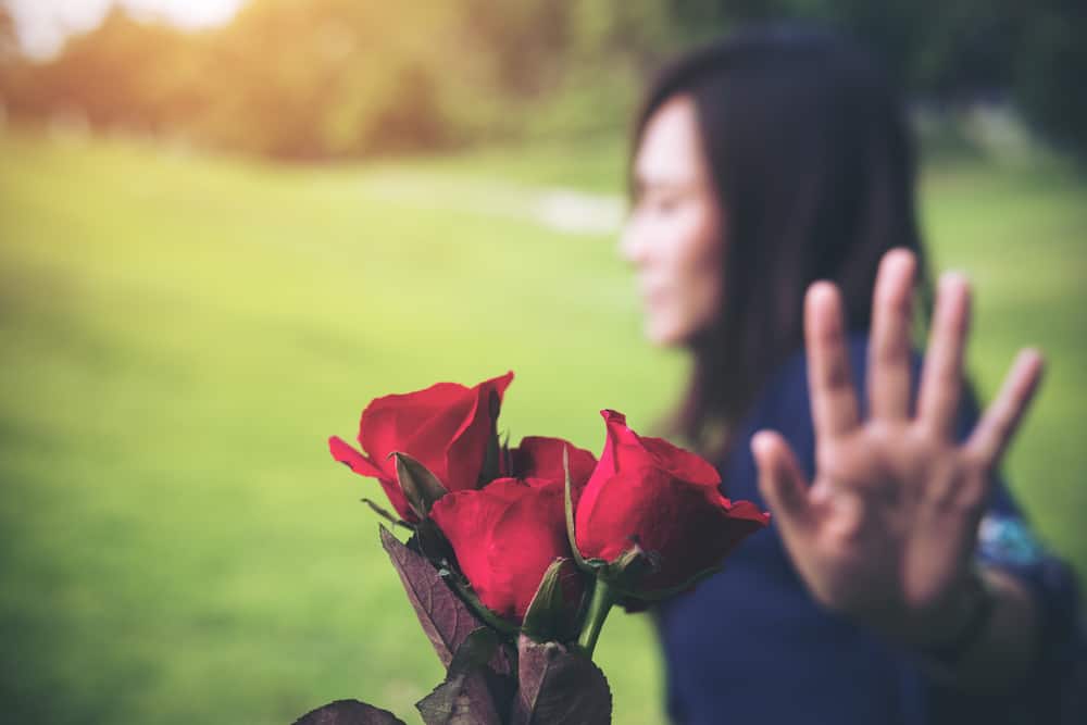 6 Alasan Kenapa Dukun Nggak Harus Bertindak Saat Cinta Ditolak. Mari Berpikir Logis, Guys!