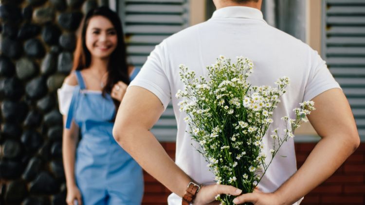 5 Rekomendasi Hadiah Valentine Unik yang Bakal Bikin Melting Pasanganmu. Uwww Jadi Makin Cinta Deh~