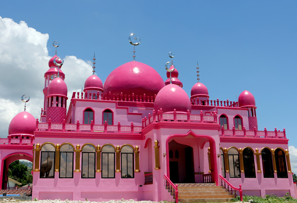 Kunjungi Masjid Dimaukom, Masjid Berwarna Pink yang Unyu di Filipina. Cantik Banget Nih!