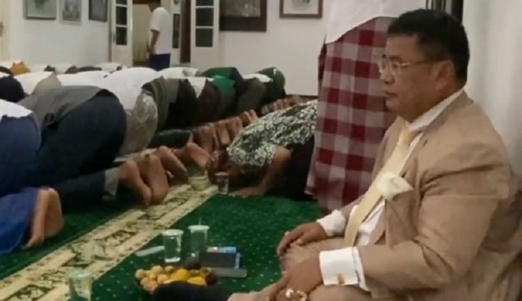 Duduk Anteng Saat Menunggu Pelayat Gus Sholah Salat, Hotman Paris Banjir Pujian. Rispek!