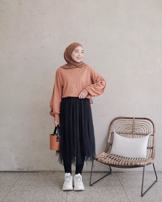 8 Cara Tampil Ceria dan Awet Muda dengan Rok Plisket Selutut. OOTD Andalan!