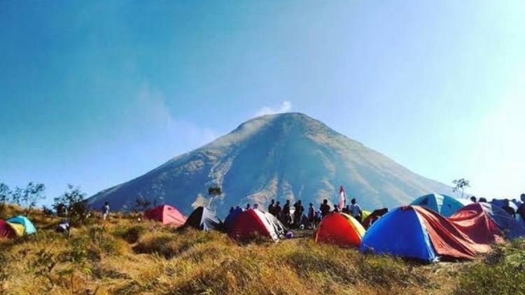 Serunya Pendakian ke Gunung Kembang Wonosobo. Rutenya Agak Susah Namun Pemandangannya Indah!