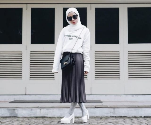 8 Cara Tampil Ceria dan Awet Muda dengan Rok Plisket Selutut. OOTD Andalan!