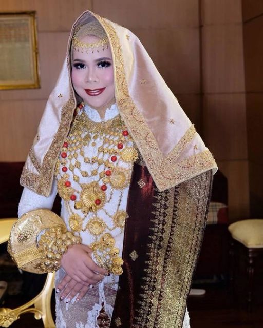 Pengantin Koto Gadang / MUA : @anpasuha_official / Attire : @desiskandarwedding