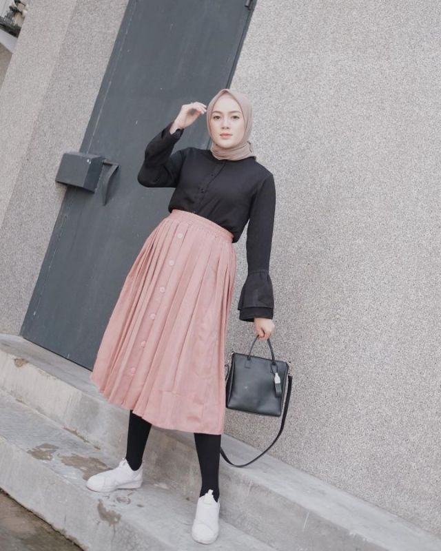 8 Cara Tampil Ceria dan Awet Muda dengan Rok Plisket Selutut. OOTD Andalan!