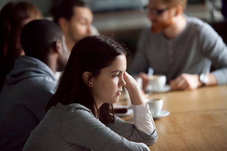 Saat yang Lain Butuh Penyesuaian, 5 Tipe Orang ini Udah Terbiasa sama Social Distancing. Santuy~