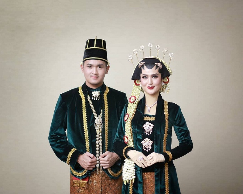 10 Inspirasi Baju Pengantin Adat Nusantara dengan Balutan Hijab. Nggak Kalah Cakep!