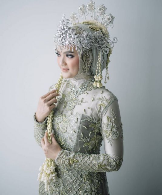 Pengantin Sunda Siger Berhijab / Foto : @meine.photo / MUA : @galleryofsinta