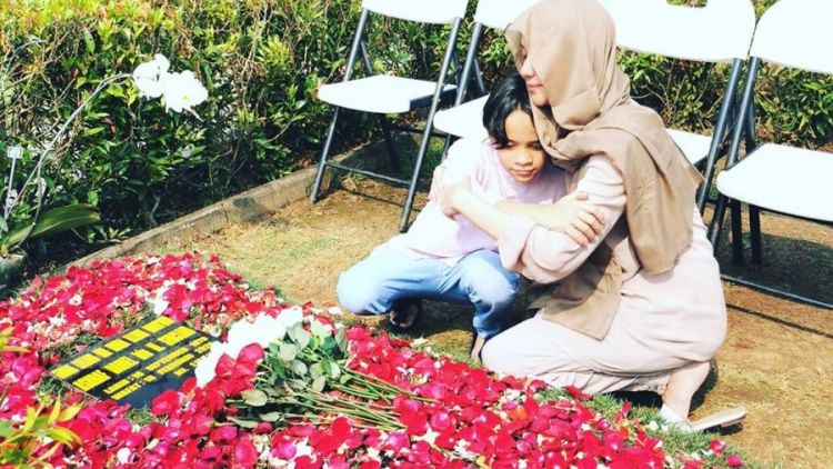 Terlihat Lebih Kuat dan Tabah, BCL dan Noah Pura-Pura Pelukan Bertiga di Makam Ashraf. Bikin Haru!