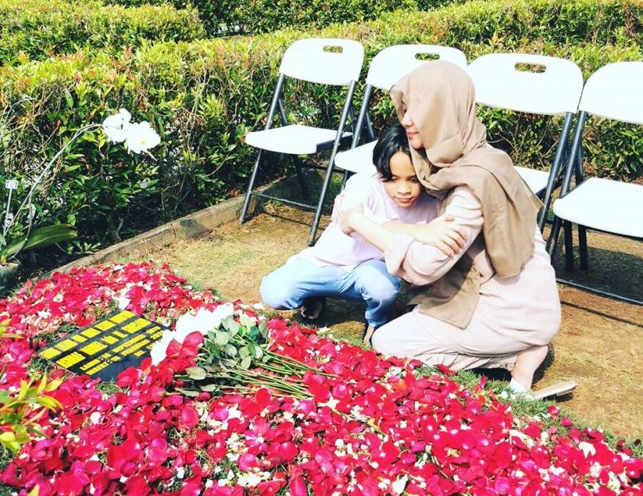 Terlihat Lebih Kuat dan Tabah, BCL dan Noah Pura-Pura Pelukan Bertiga di Makam Ashraf. Bikin Haru!