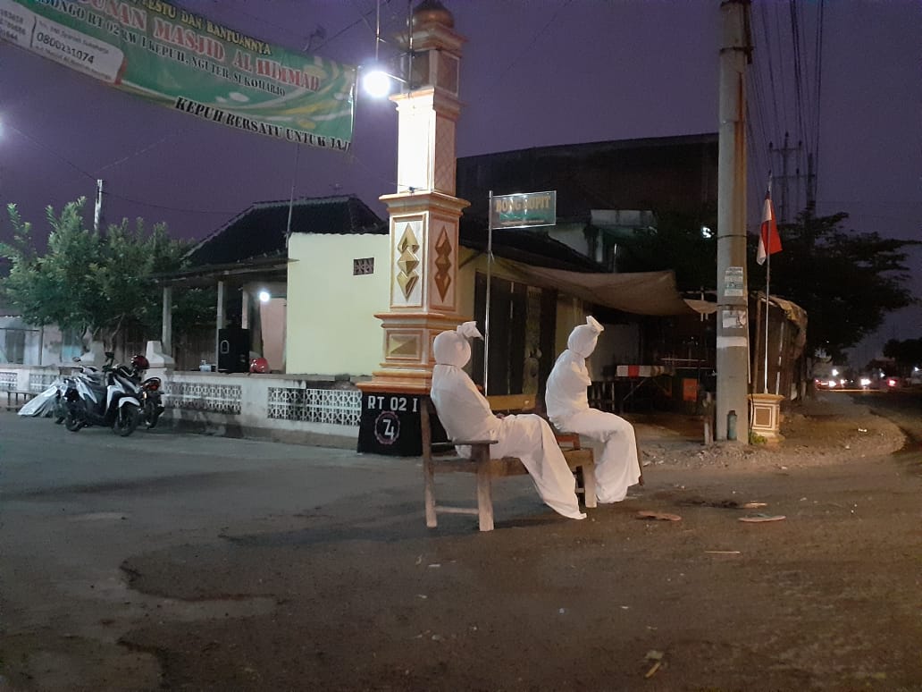 Lockdown Dusun di Sukoharjo Ini Dijaga Pocong Lho. Serem Banget Jadi Takut Lewat Sana