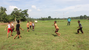 10 Kekonyolan Sepak Bola Barbar Masa Kecil. Main Terooos Sampai Nggak Inget Segala Hal~