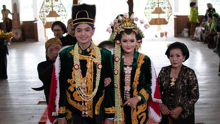 12 Ragam Gaya Pengatin Khas Jawa Tengah. Ternyata Nggak Cuma Pengantin ala Solo Putri dan Basahan Lho!