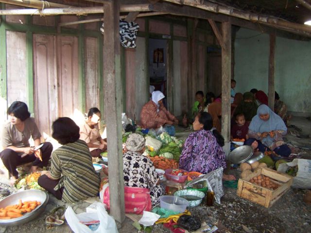 Mengupas Tradisi Menikah di Kampung yang Penuh Gotong Royong