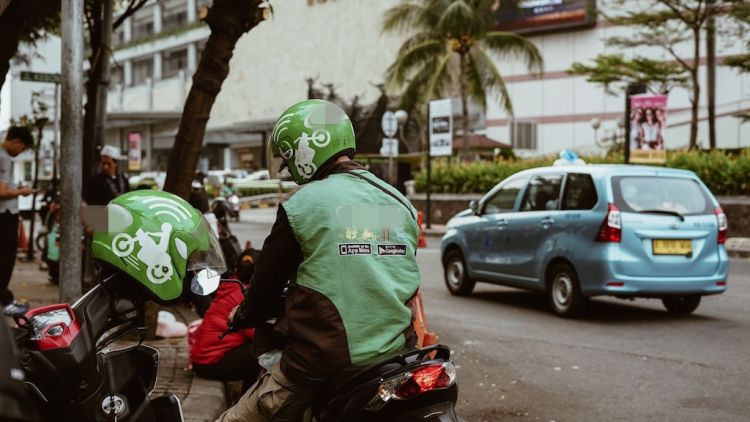 Mereka-mereka yang Tetap Tidak Bisa Work From Home, Walaupun Ingin. Situasinya Memang Sulit…