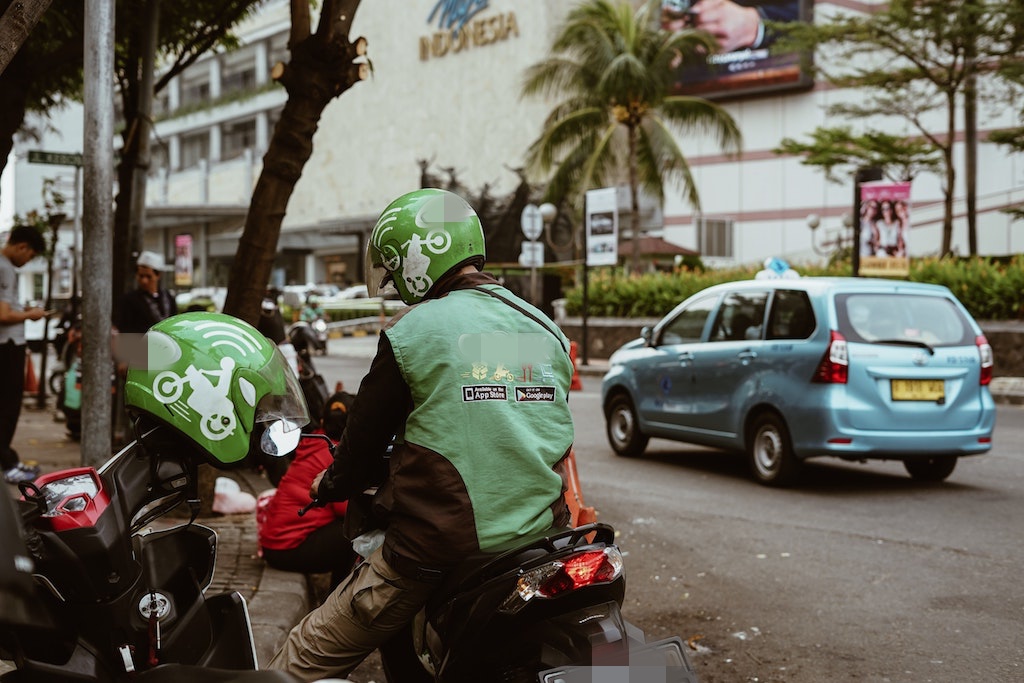 Mereka-mereka yang Tetap Tidak Bisa Work From Home, Walaupun Ingin. Situasinya Memang Sulit…