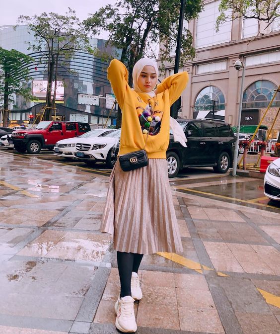 8 Cara Tampil Ceria dan Awet Muda dengan Rok Plisket Selutut. OOTD Andalan!