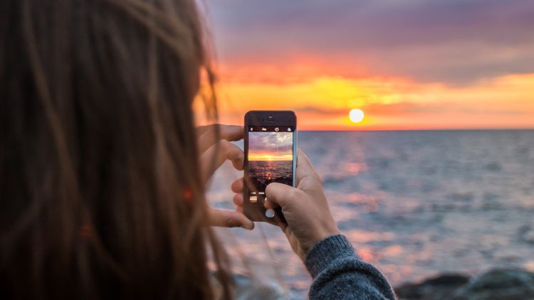 6 Cara Dapatkan Foto Sunset Anti Gagal Meski Cuma Pakai Kamera HP. Hasilnya Bak Profesional