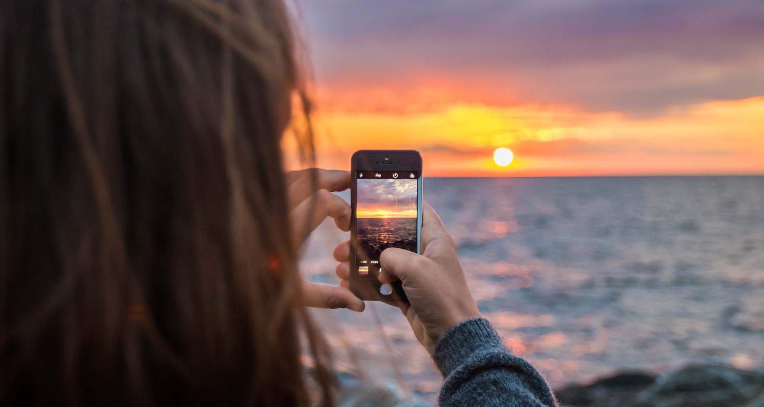 6 Cara Dapatkan Foto Sunset Anti Gagal Meski Cuma Pakai Kamera HP. Hasilnya Bak Profesional