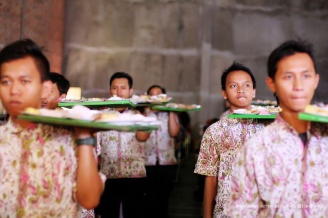 Mengupas Tradisi Menikah di Kampung yang Penuh Gotong Royong