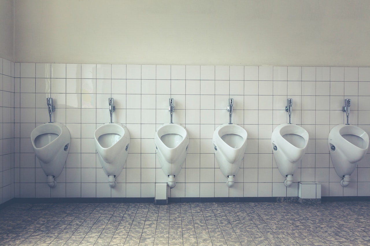 5 Alasan Kenapa Antrean Toilet Cewek Seringkali Lebih Panjang Dibanding Toilet Cowok. Ada Risetnya!