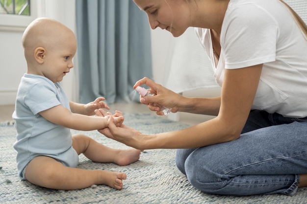 Pro-Kontra Penggunaan Hand Sanitizer pada Bayi dan Balita. Kalau Ngasal, Bisa Bahaya!