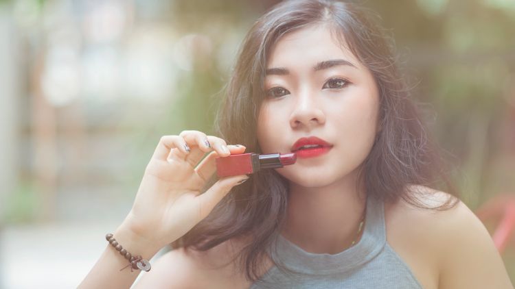 Girls, Ini Lho Perbedaan 5 Jenis Lip Product yang Biasa Kita Gunakan Tiap Hari