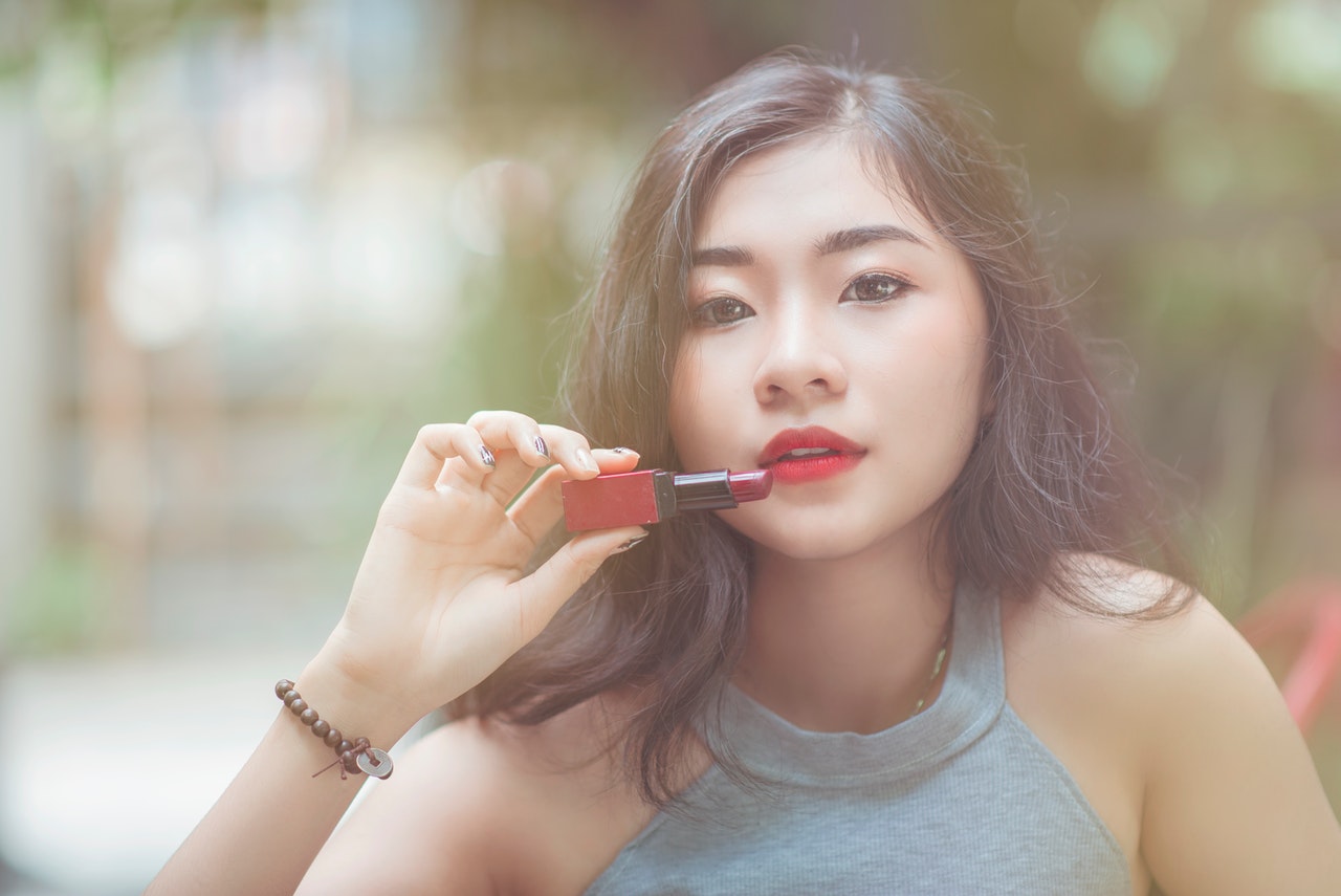 Girls, Ini Lho Perbedaan 5 Jenis Lip Product yang Biasa Kita Gunakan Tiap Hari