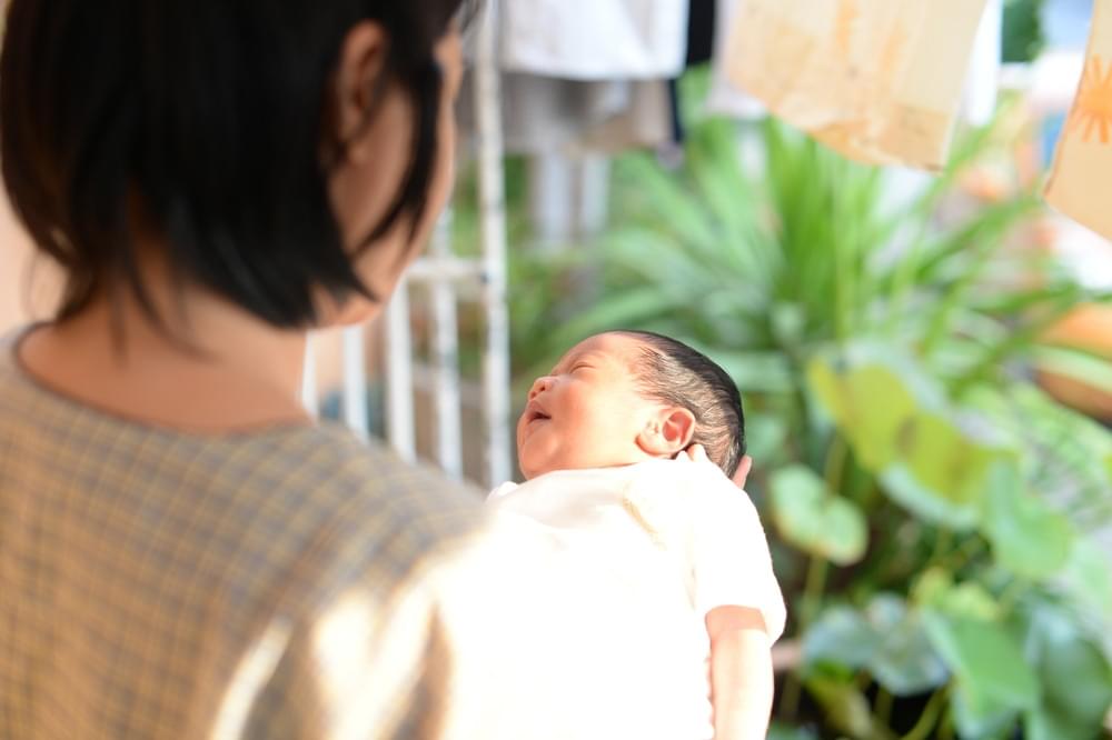 6 Aturan Aman Jemur Bayi di Bawah Matahari. Salah Cara, Bukannya Untung Malah Bahaya~