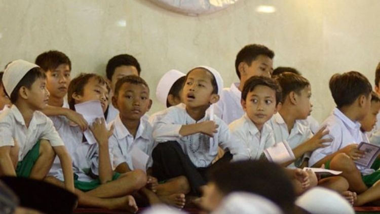 5 Kelakuan Konyol Bocah Saat Salat Tarawih. Sayang, Tahun ini Nggak Bisa Jamaah di Masjid Lagi