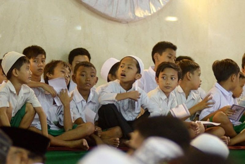 5 Kelakuan Konyol Bocah Saat Salat Tarawih. Sayang, Tahun ini Nggak Bisa Jamaah di Masjid Lagi