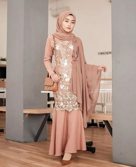 Koleksi Kebaya Dress dari 9 Butik Lokal yang Harus Kamu Punya. Desainnya Anggun Luar Biasa!