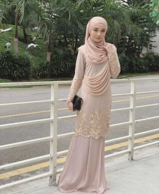 Koleksi Kebaya Dress dari 9 Butik Lokal yang Harus Kamu Punya. Desainnya Anggun Luar Biasa!