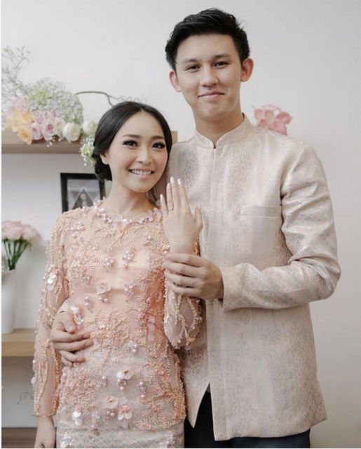 kebaya warna peach