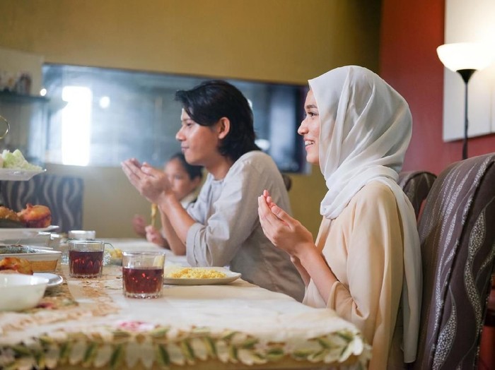 6 Amalan Sunah yang Dianjurkan Saat Buka Puasa