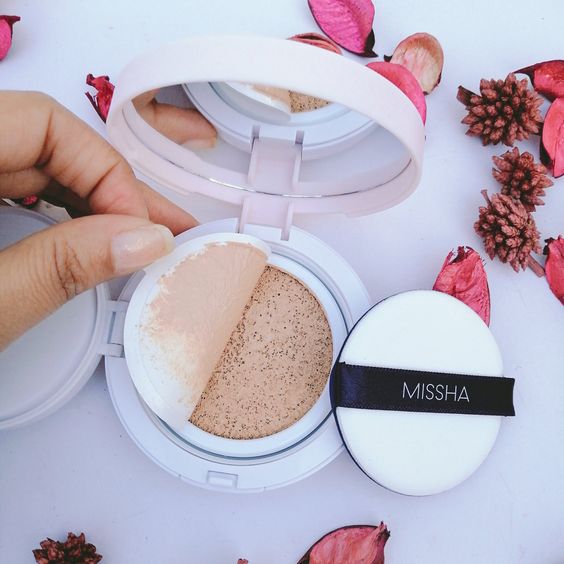 Walau Jarang Dandan, 3 Makeup Ini Wajib Kamu Bawa Biar Wajahmu Cerah Natural