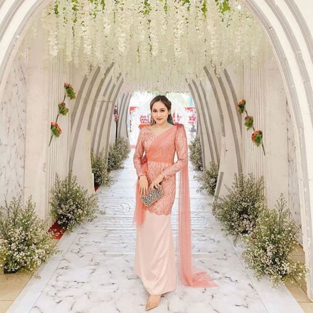 kebaya warna peach