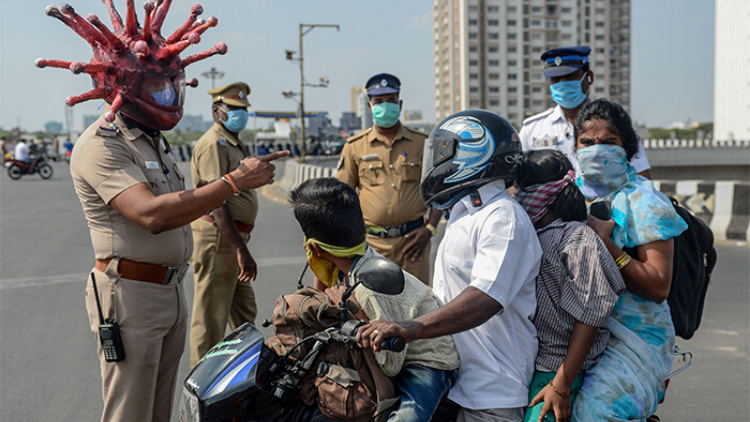 Nggak Cuma Asal Gebuk, Ada juga Polisi dengan Tampilan Unik di India Saat Beri Edukasi Bahaya Corona