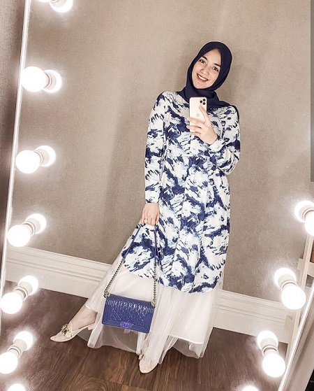 Blouse dipasangkan dengan rok