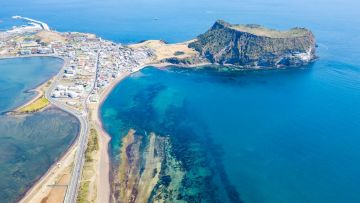 Liburan ke Pulau Jeju, Ibu dan Anak yang Positif Covid-19 Digugat Pemerintah 1,7 Milyar Rupiah!