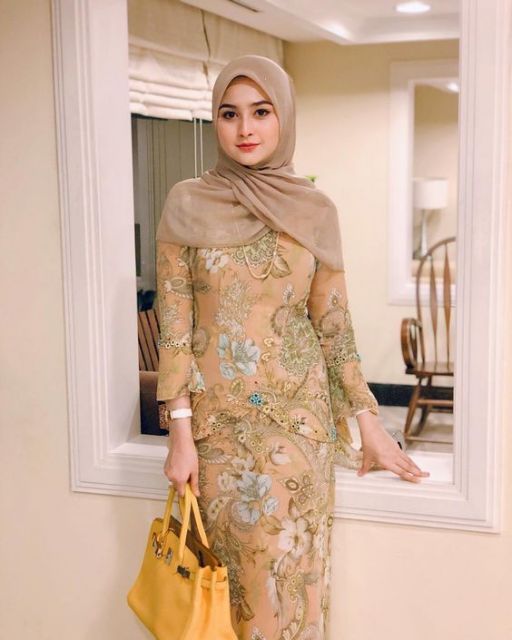 Koleksi Kebaya Dress dari 9 Butik Lokal yang Harus Kamu Punya. Desainnya Anggun Luar Biasa!